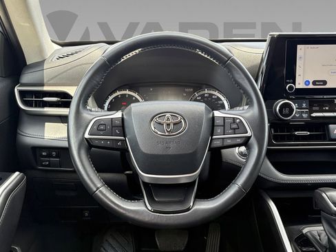 Used 2023 Toyota Highlander LE FWD image 12