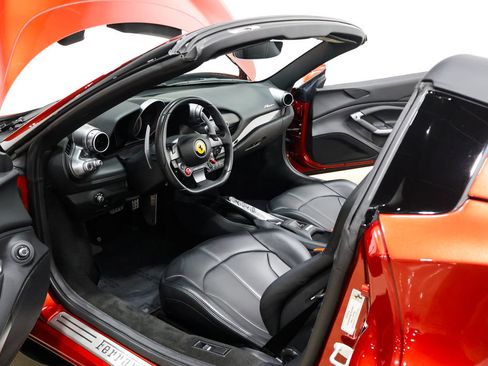 Used 2022 Ferrari F8 Tributo RWD image 31
