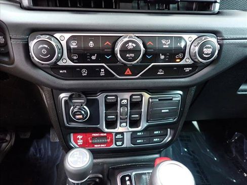 Used 2024 Jeep Gladiator Rubicon w/ Convenience Group AWD/4WD image 17
