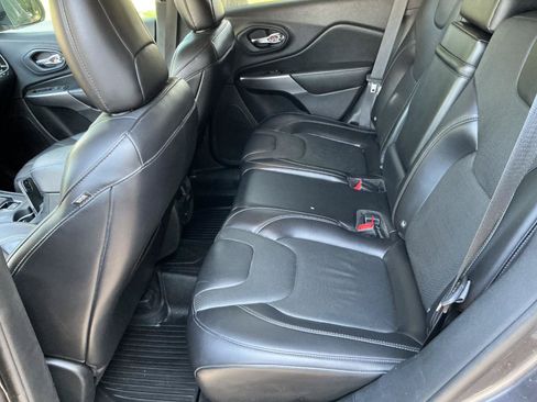Used 2019 Jeep Cherokee Limited w/ Technology Group AWD/4WD image 16