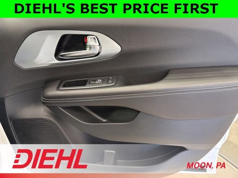 New 2026 Chrysler Pacifica Limited image 18