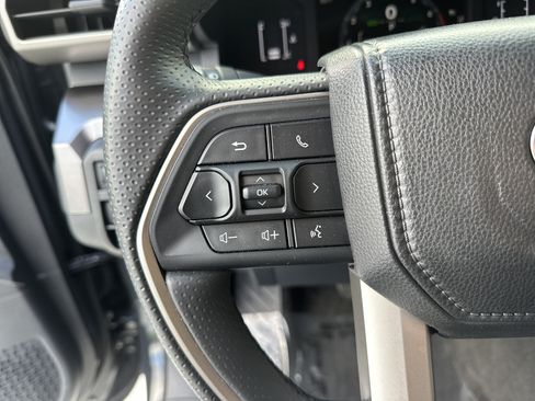 Used 2025 Toyota 4Runner SR5 AWD/4WD image 19