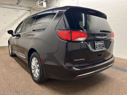 Used 2017 Chrysler Pacifica Touring-L FWD image 4