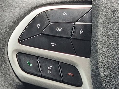 Certified 2022 Jeep Cherokee Latitude w/ Sun & Sound Group image 33