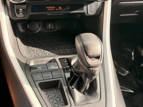 Used 2022 Toyota RAV4 LE FWD image 29