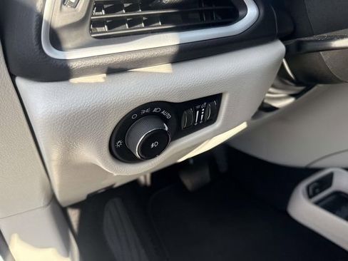 Used 2024 Chrysler Pacifica Touring-L image 21