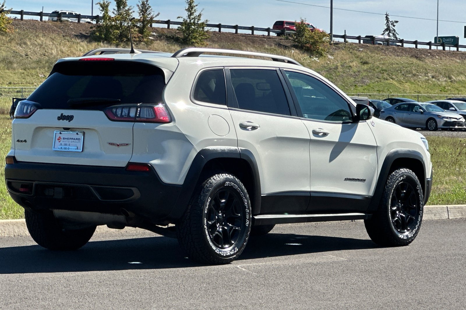 Used 2019 Jeep Cherokee Trailhawk AWD/4WD image 3