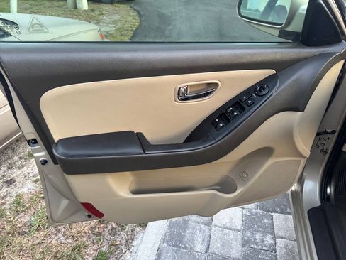 Used 2010 Hyundai Elantra GLS FWD image 16