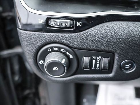 Used 2019 Jeep Cherokee Latitude Plus FWD image 18
