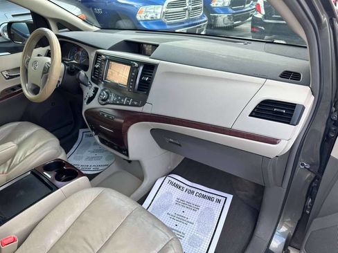 Used 2011 Toyota Sienna XLE w/ Premium Pkg image 15