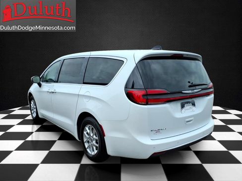 Used 2023 Chrysler Pacifica Touring-L FWD image 3