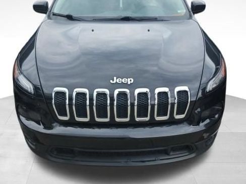 Used 2015 Jeep Cherokee Latitude w/ Cold Weather Group FWD image 2