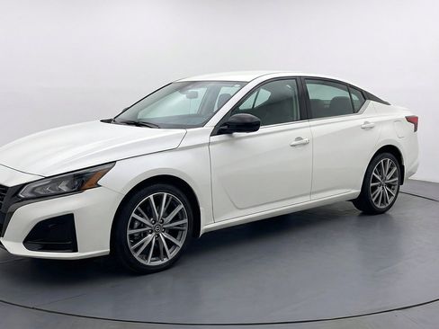 Used 2025 Nissan Altima 2.5 SV FWD image 3