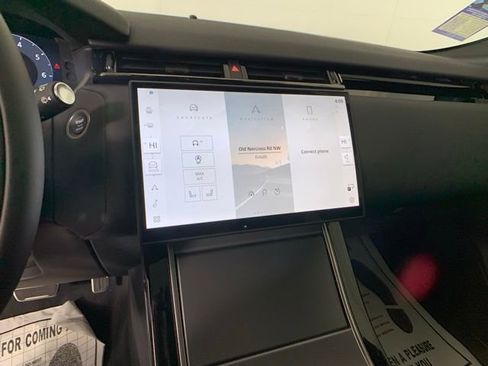 Certified 2025 Land Rover Range Rover Velar Dynamic SE image 18