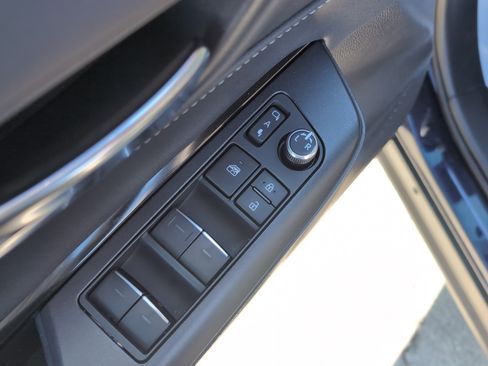 Certified 2022 Toyota Venza LE image 15