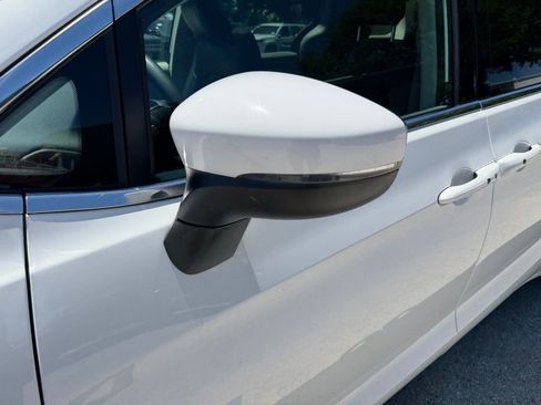 Used 2023 Chrysler Pacifica Touring-L image 10