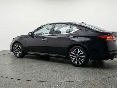 Used 2025 Nissan Altima 2.5 SV FWD image 6