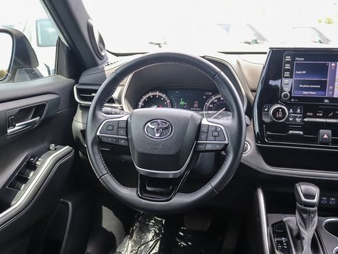 Used 2022 Toyota Highlander XSE FWD image 14