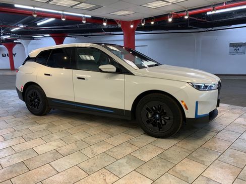 Used 2023 BMW iX xDrive50 w/ Premium Package AWD/4WD image 11