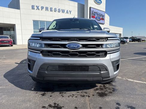 Used 2024 Ford Expedition Max XLT image 3