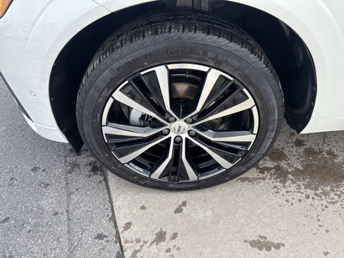 Used 2025 Volvo XC60 B5 Plus image 11