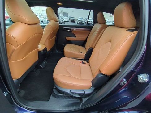 Used 2023 Toyota Highlander Platinum image 16