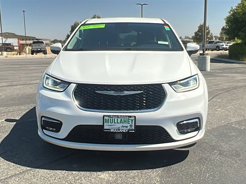 Used 2023 Chrysler Pacifica Touring-L image 8