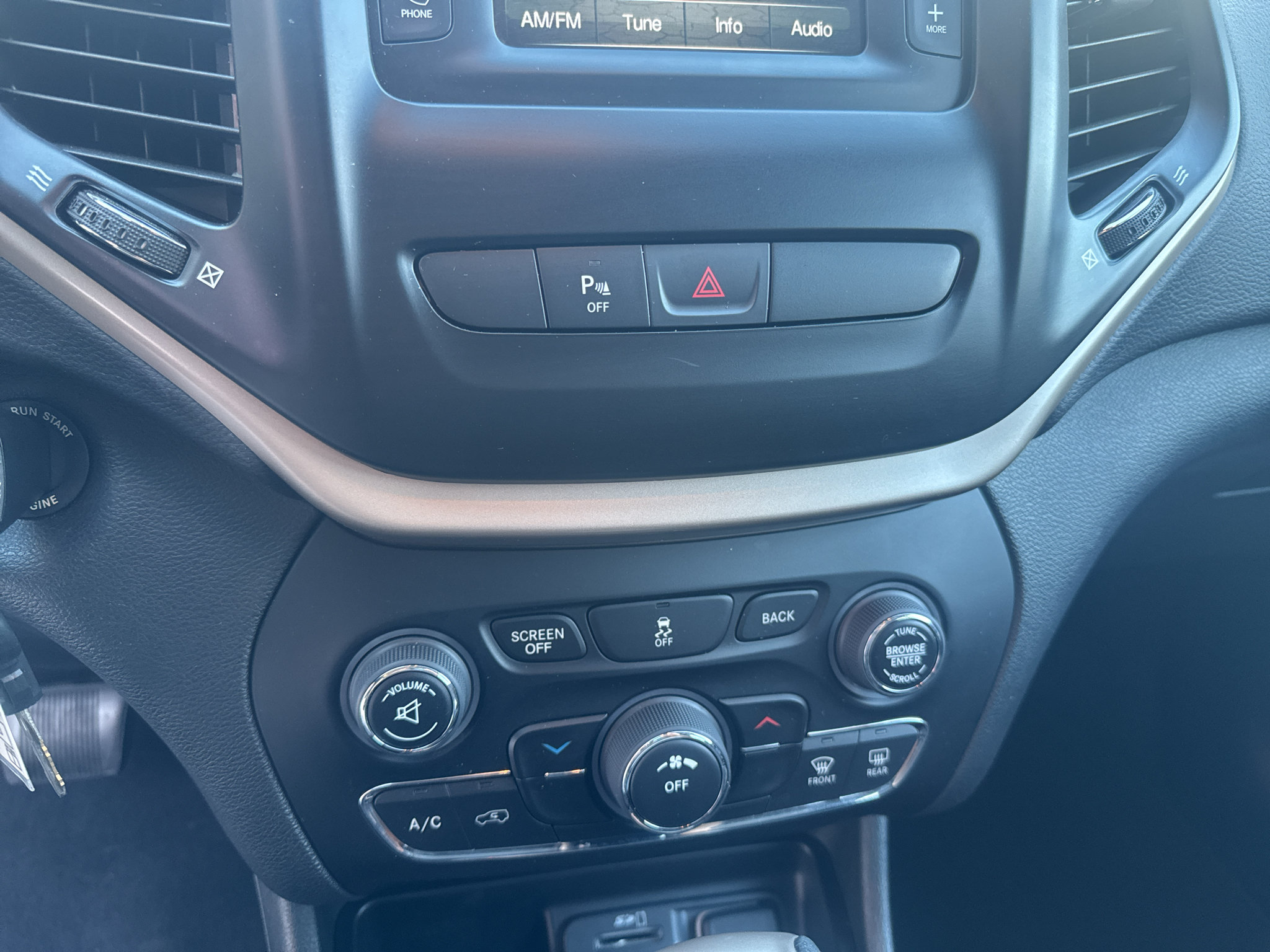 Used 2018 Jeep Cherokee Latitude w/ Safety Group AWD/4WD image 17