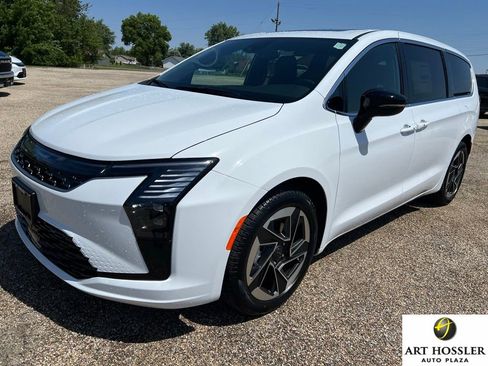 New 2027 Chrysler Pacifica Limited FWD image 1
