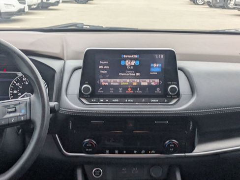 Used 2023 Nissan Rogue SV image 16