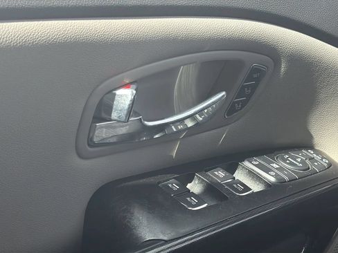 Used 2016 Kia Sedona EX FWD image 18