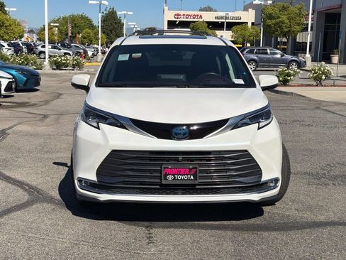 Certified 2021 Toyota Sienna Platinum FWD image 2
