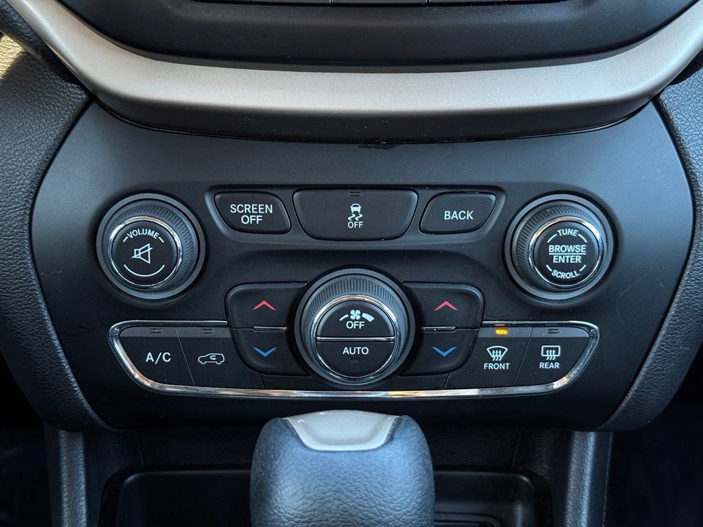 Used 2014 Jeep Cherokee Latitude w/ Comfort/Convenience Group AWD/4WD image 18