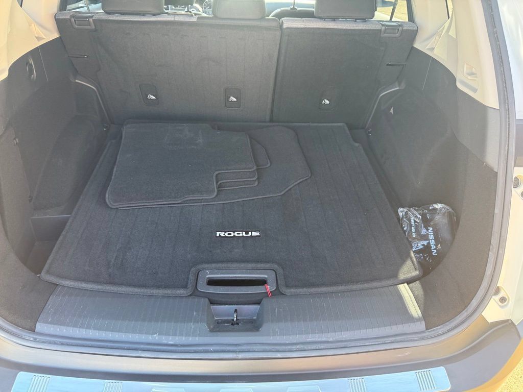 Certified 2021 Nissan Rogue SV FWD image 13