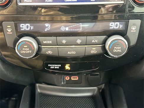 Used 2018 Nissan Rogue SV image 13