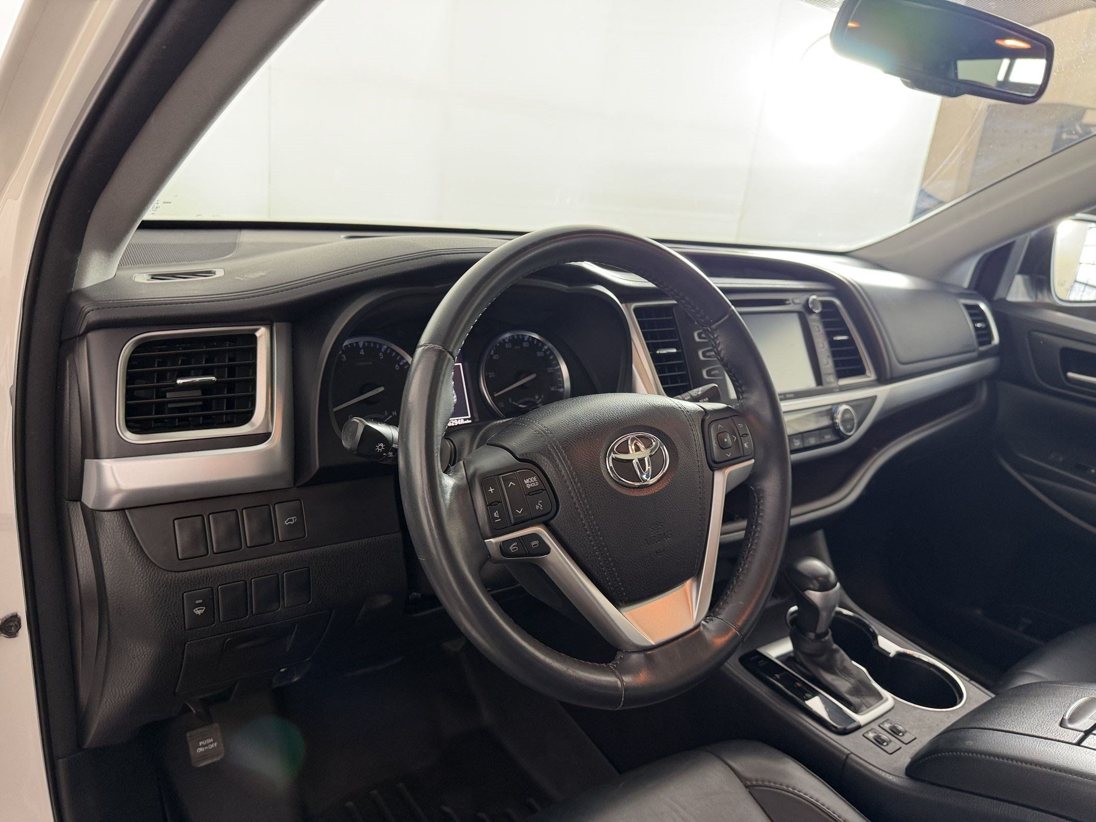 Used 2016 Toyota Highlander XLE AWD/4WD image 4