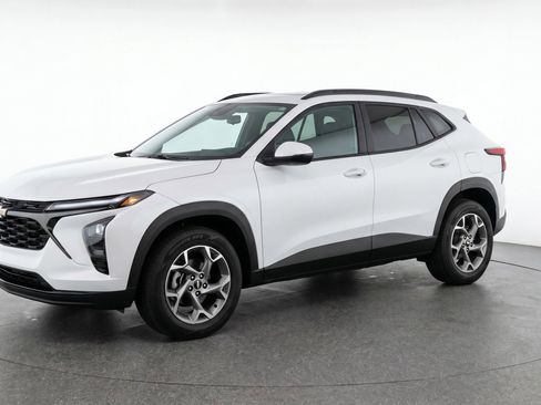 Used 2025 Chevrolet Trax LT w/ LT Convenience Package FWD image 3