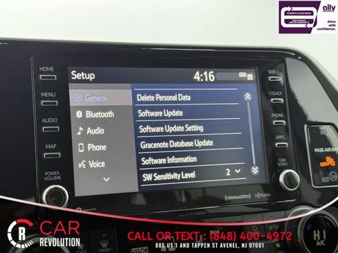 Used 2021 Toyota Highlander LE image 32