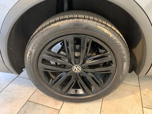 Used 2022 Volkswagen Tiguan SE R-Line image 11