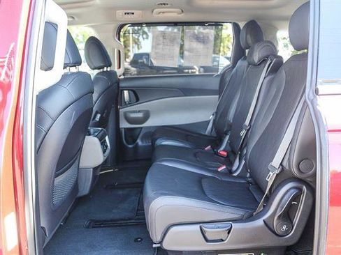 Used 2025 Kia Carnival SX image 18