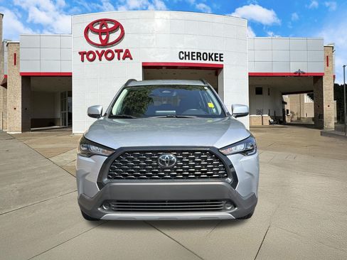 Used 2024 Toyota Corolla Cross LE FWD image 2