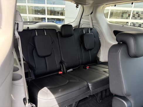 Used 2018 Chrysler Pacifica Touring-L Plus image 20