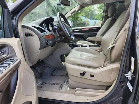 Used 2015 Chrysler Town & Country Touring-L w/ Driver Convenience Group FWD image 4