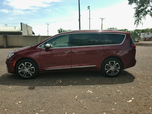 Used 2022 Chrysler Pacifica Pinnacle AWD/4WD image 3