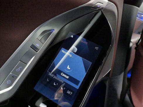 Used 2024 BMW i7 xDrive60 w/ Executive Package image 39