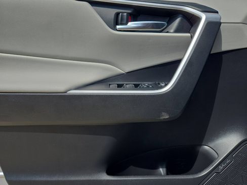 Used 2022 Toyota RAV4 XLE w/ Convenience Package FWD image 10