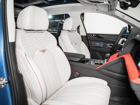 Used 2025 Bentley Bentayga Extended Wheelbase image 35