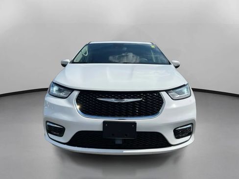 Used 2023 Chrysler Pacifica Touring-L FWD image 3