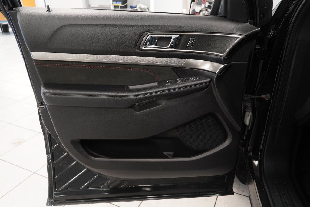 Used 2018 Ford Explorer XLT w/ Equipment Group 202A FWD image 17