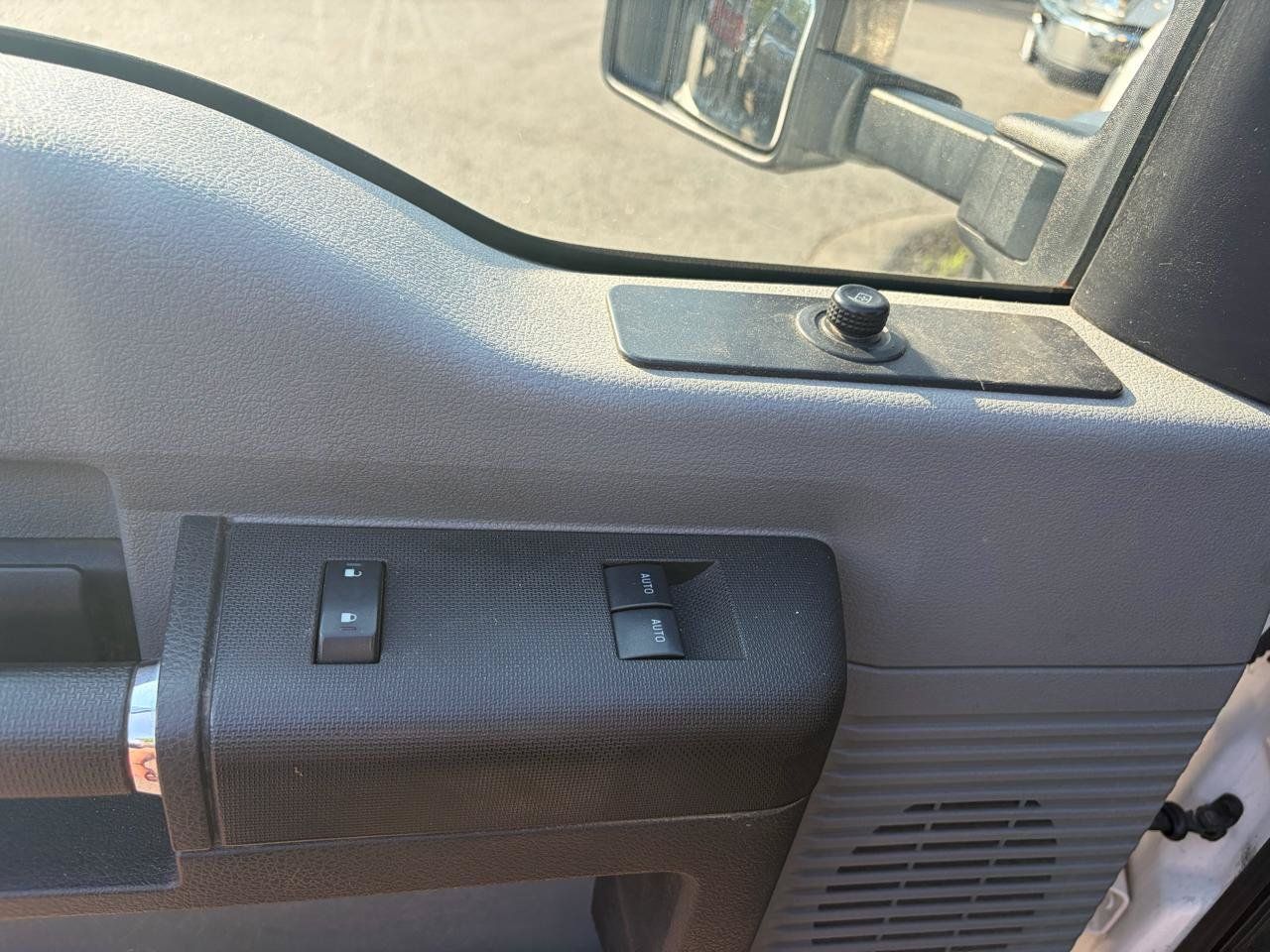 Used 2015 Ford F550 4x4 Regular Cab Super Duty image 24